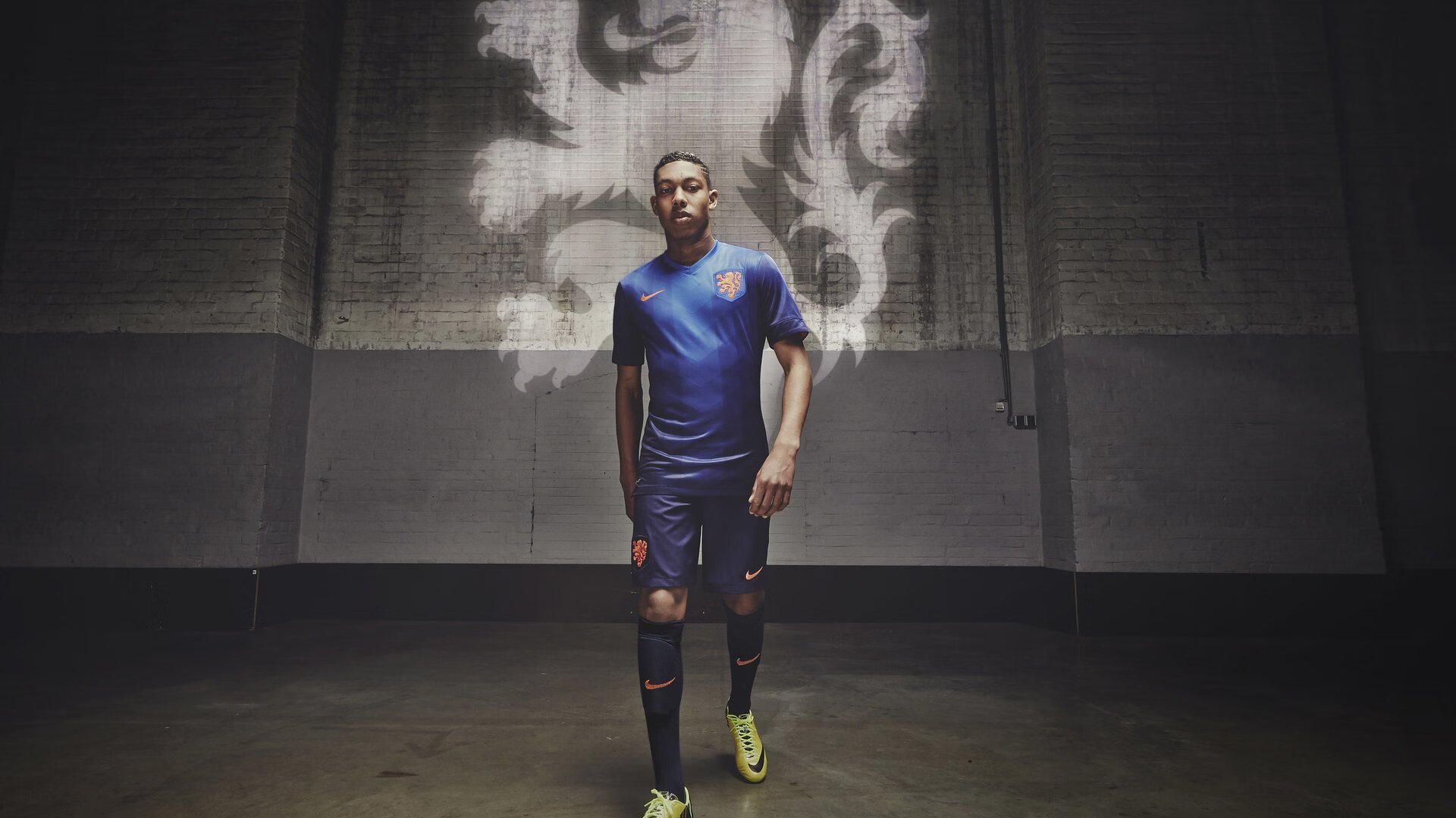 胡贝特·科斯泳池内外双重突破展现实力，胡安贝内特百度百科